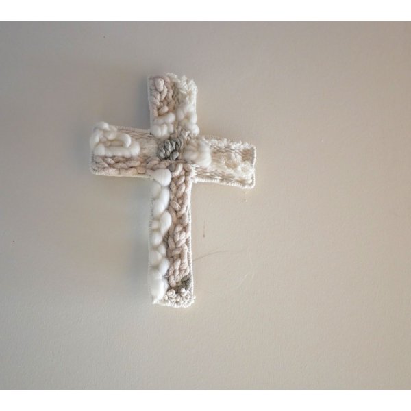 D&eacute;coration croix chr&eacute;tienne au tissage de laines blanches et beiges