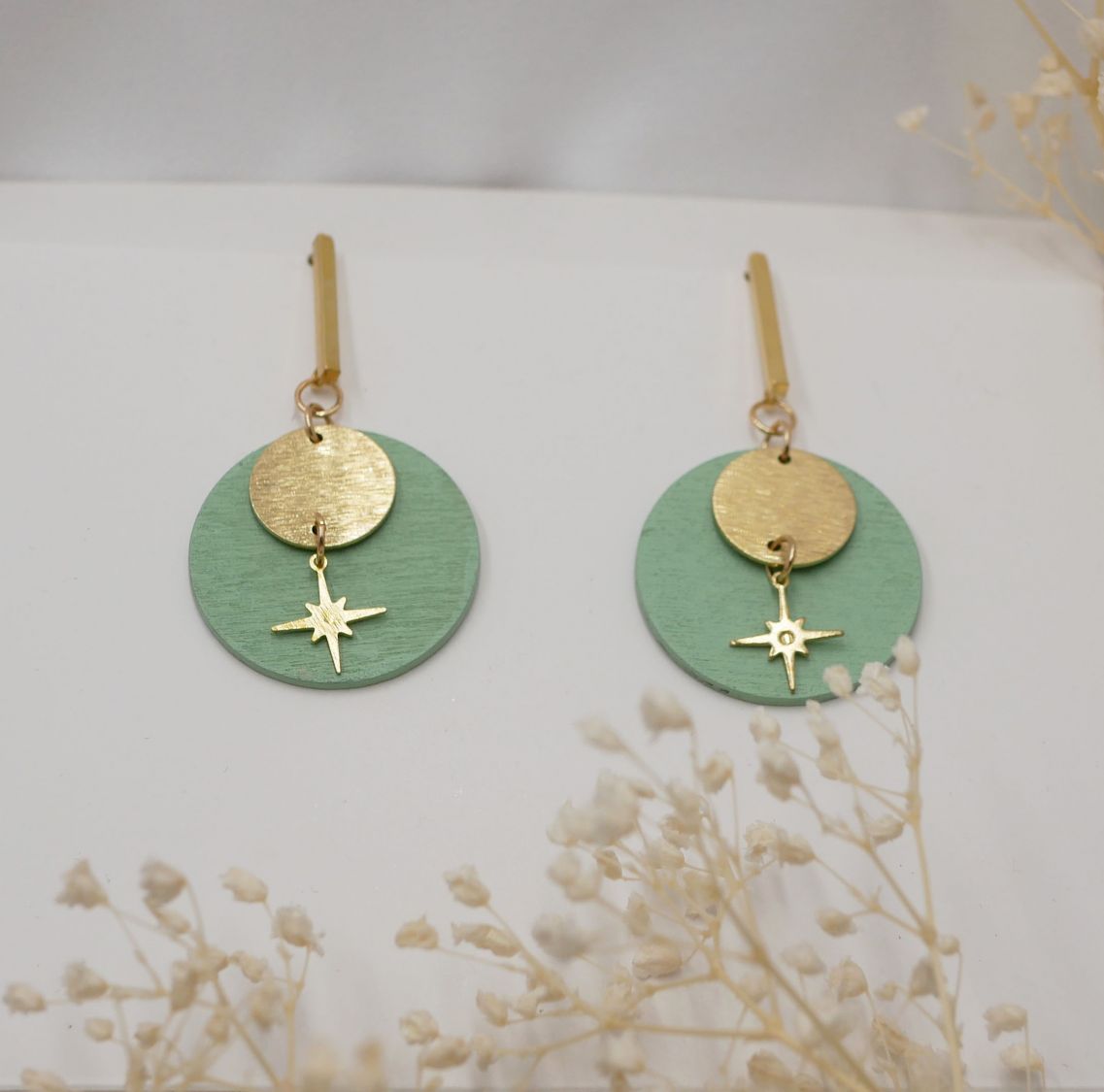 Ensemble boucles d'oreilles en bois vert et noeud papillon assorti