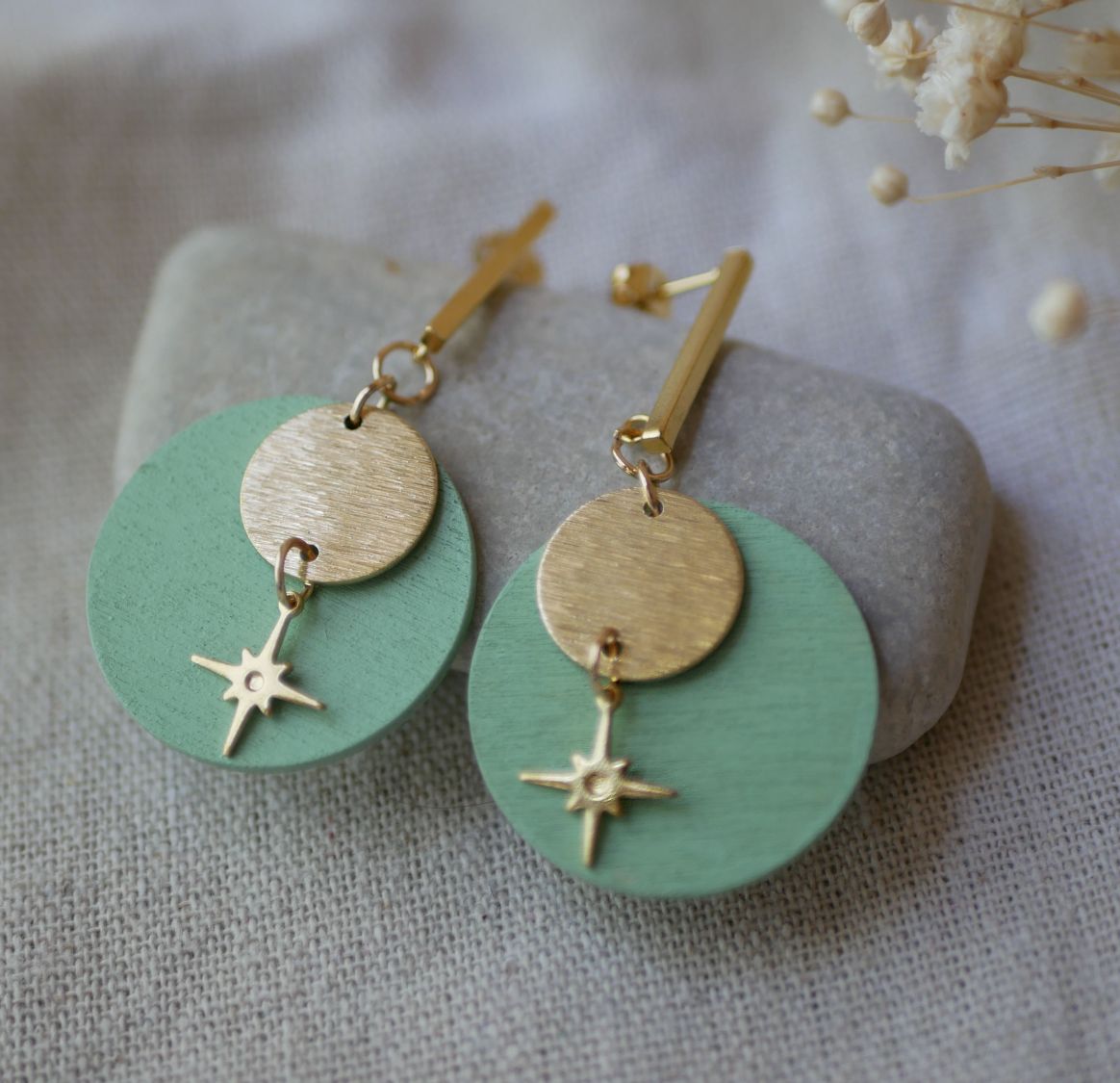 Ensemble boucles d'oreilles en bois vert et noeud papillon assorti