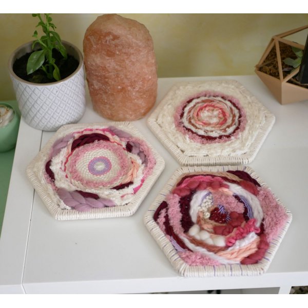 Ensemble de 3 cadres aux tissages en laine rose et blanc