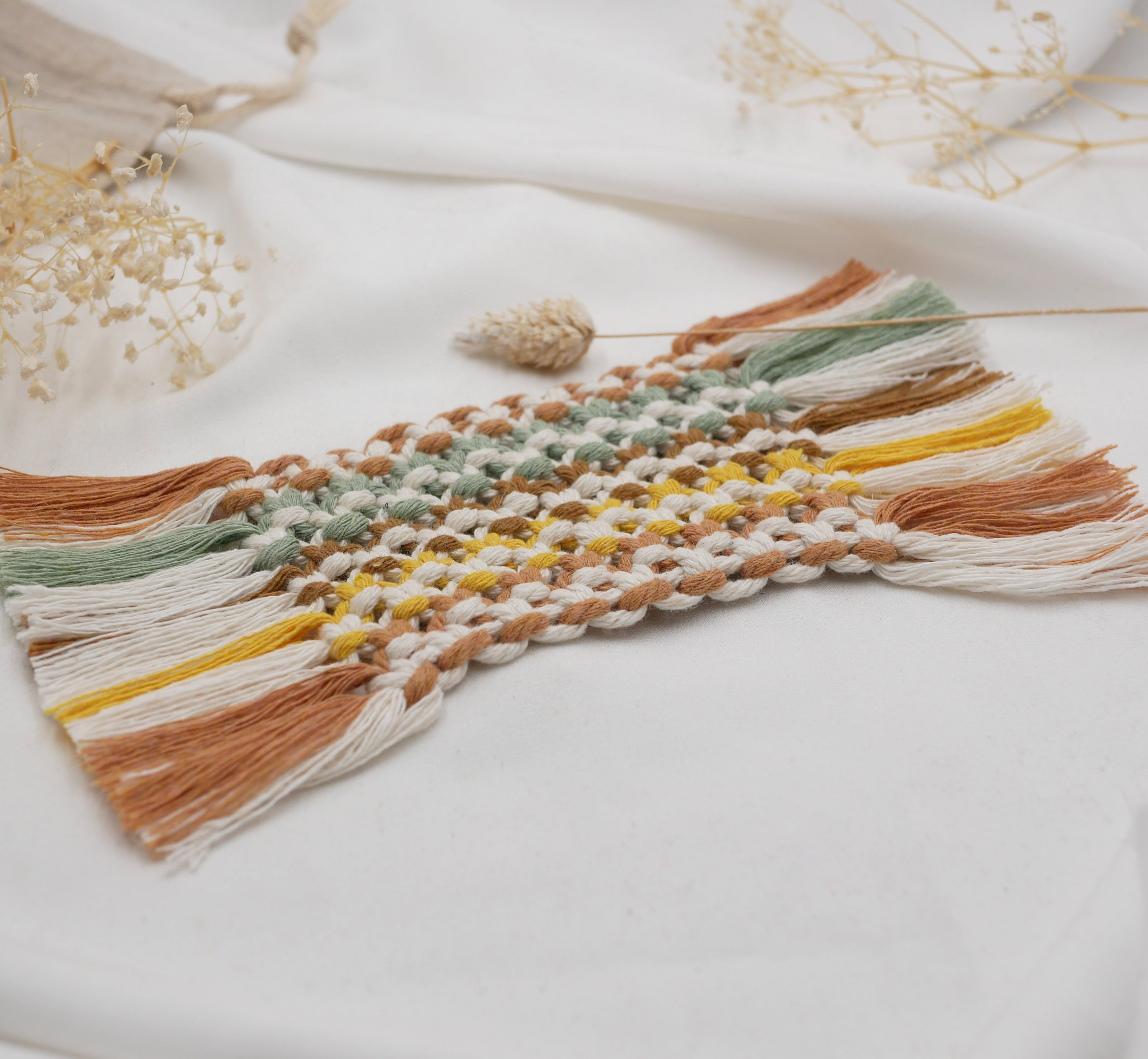 Mini tapis dessous de tasse d&eacute;coratif en macram&eacute; multicolore beige