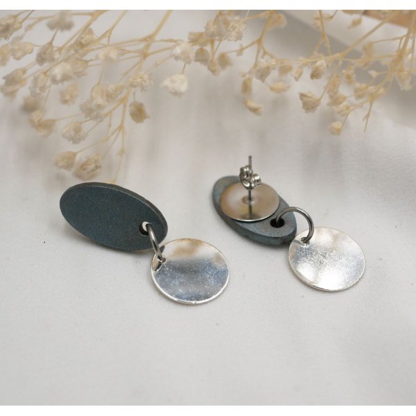 Piccoli orecchini geometrici in legno blu grigio argento 