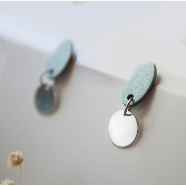 Piccoli orecchini geometrici in legno blu grigio argento 