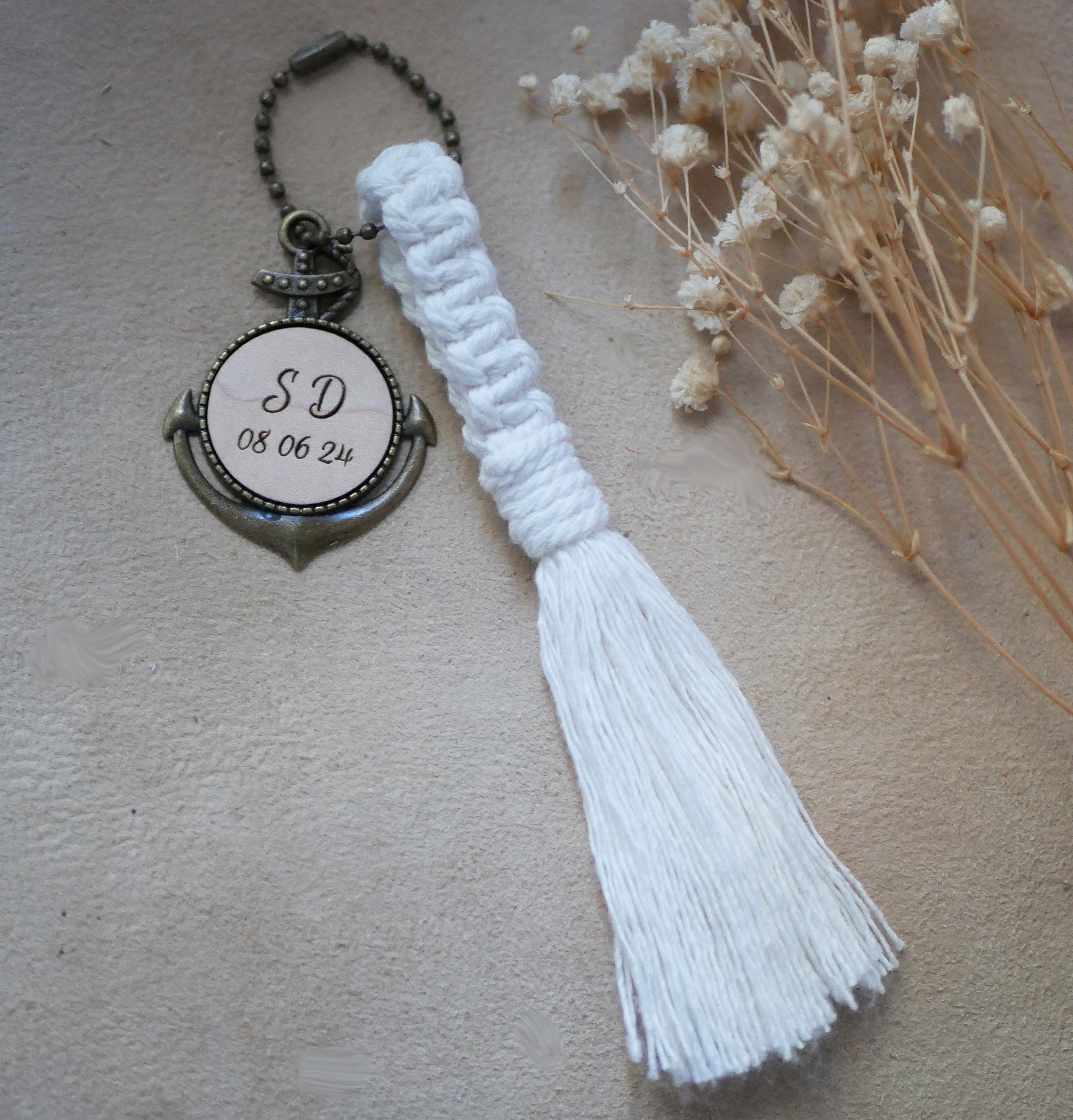 Porte-cl&eacute;s ancre marine au cabochon bois grav&eacute; personnalis&eacute; et suspension en macram&eacute;