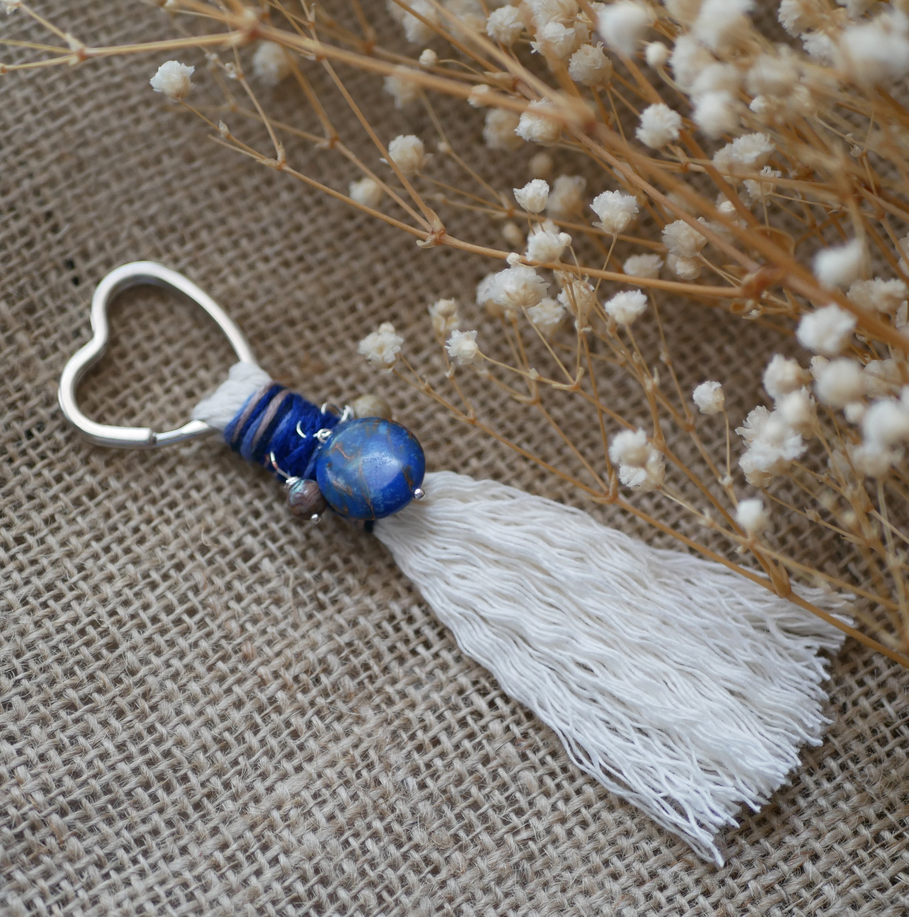 Porte-cl&eacute;s coeur en macram&eacute; et pierre de gemme bleue 
