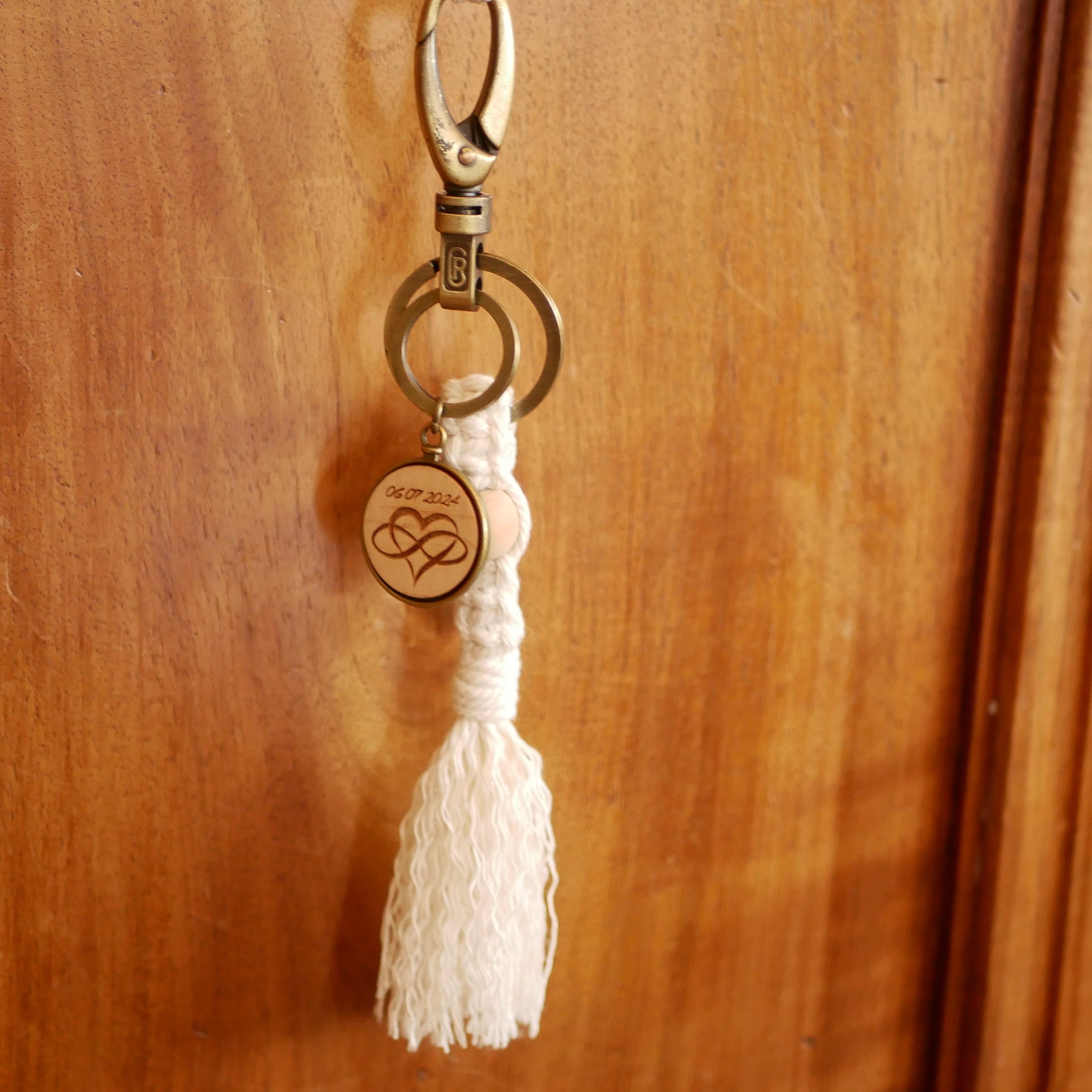 Porte-cl&eacute;s macram&eacute; et cabochon en bois grav&eacute; personnalis&eacute; sur  gros mousqueton laiton vieilli 