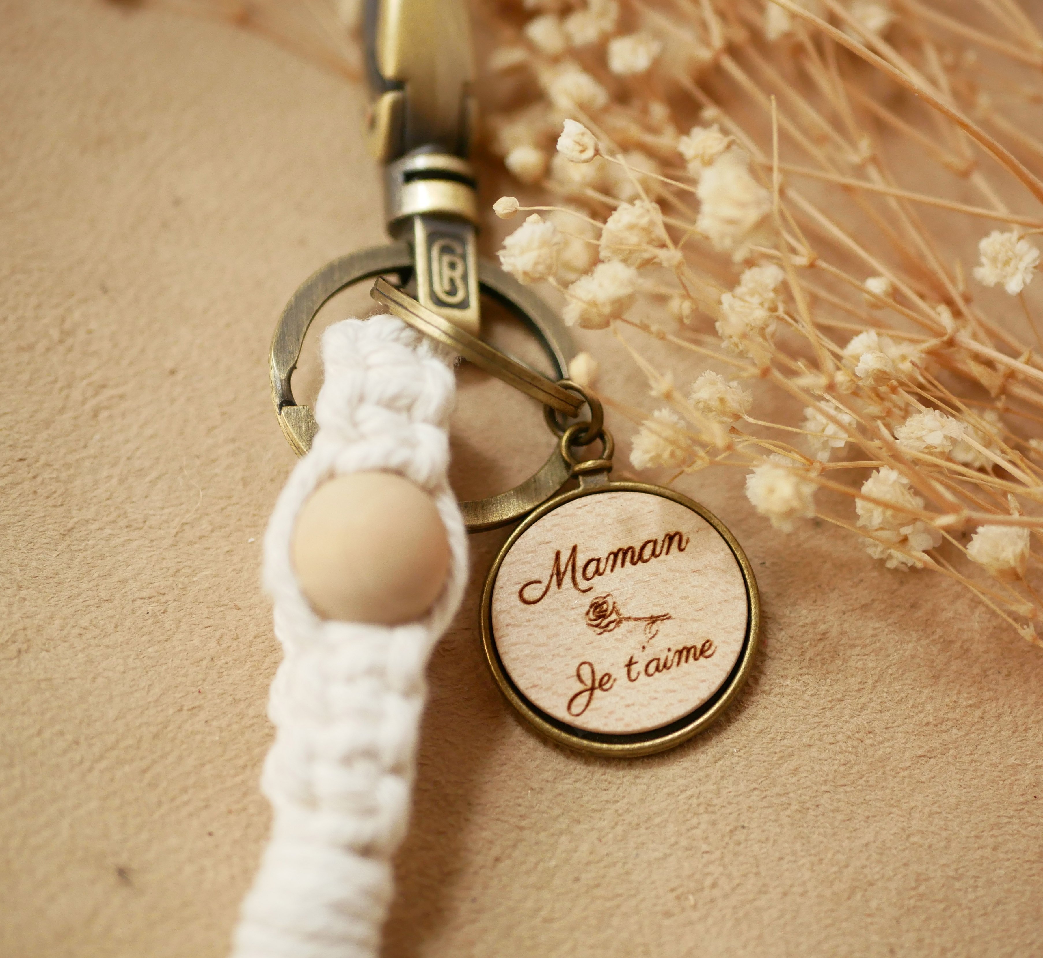 Porte-cl&eacute;s macram&eacute; et cabochon en bois grav&eacute; personnalis&eacute; sur  gros mousqueton laiton vieilli 