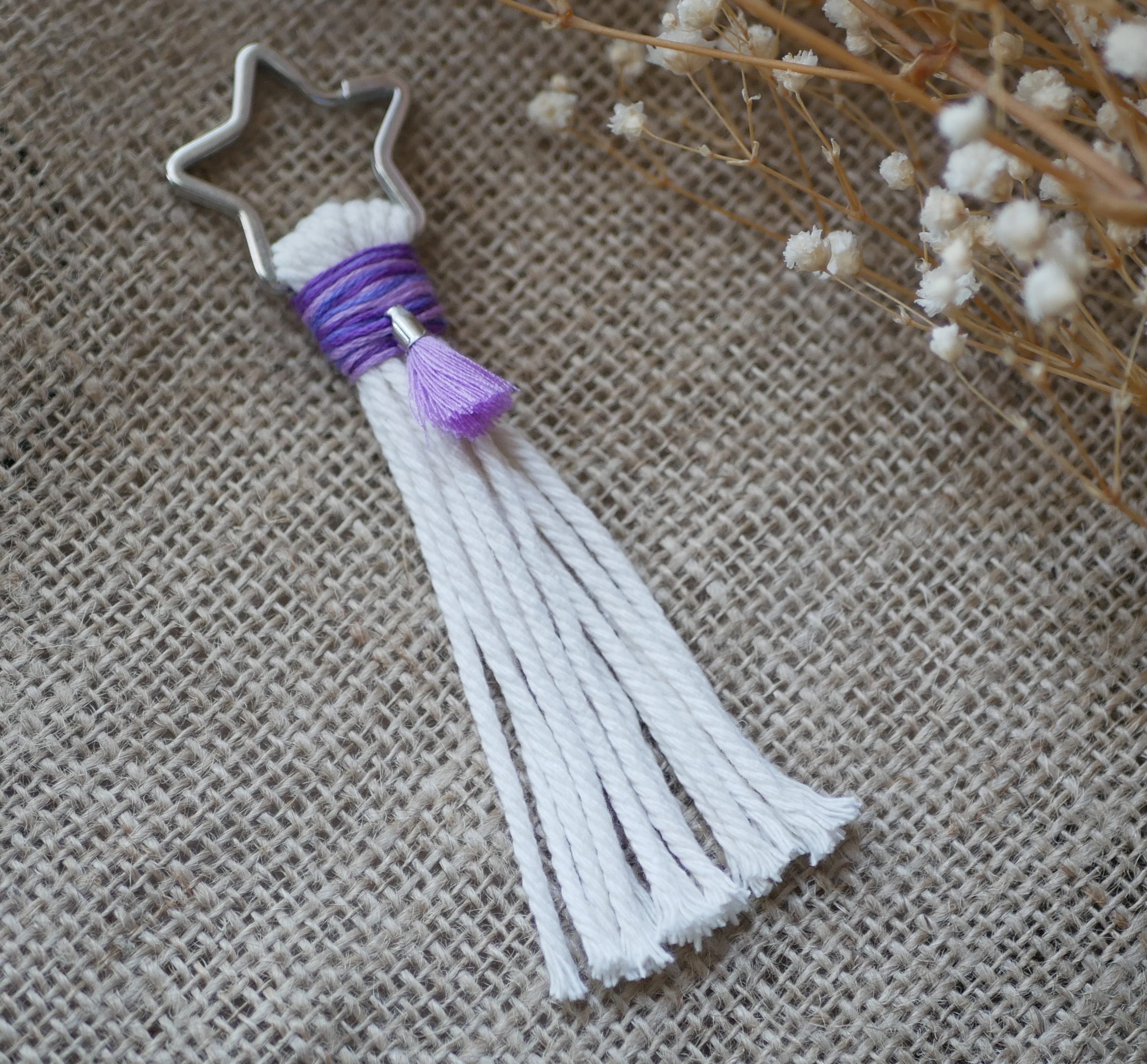 Porte clé macramé étoile et pompon violet