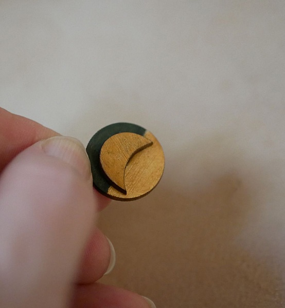 Orecchini tondi in legno con lune in verde scuro e oro