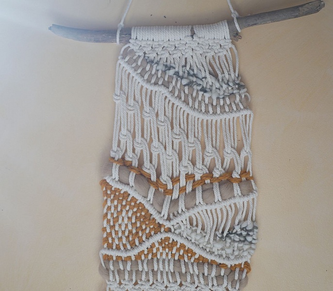 Suspension murale macram&eacute; et tissage laine &eacute;cru et ocre