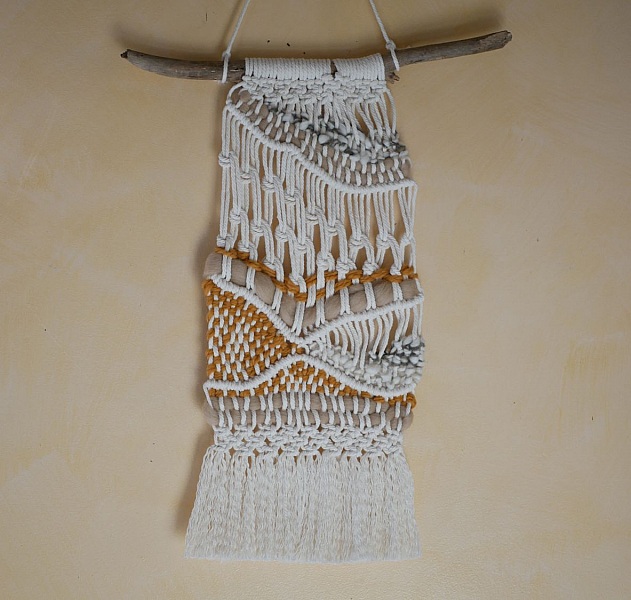 Suspension murale macram&eacute; et tissage laine &eacute;cru et ocre