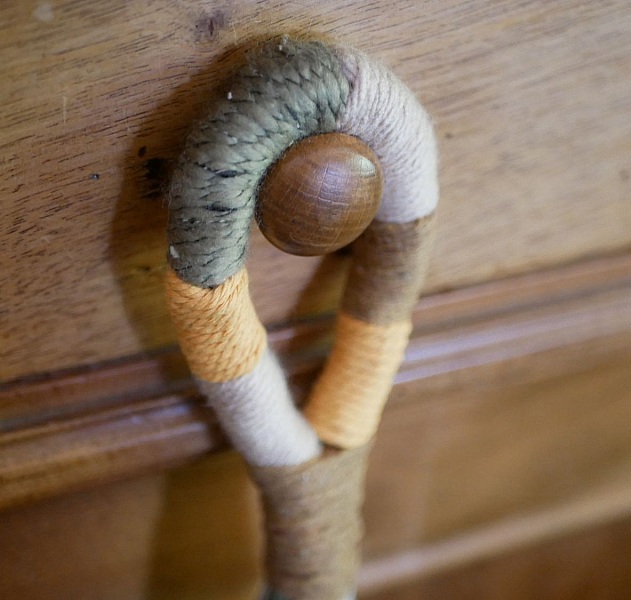 Suspension pompon macram&eacute; pour poign&eacute;e de porte