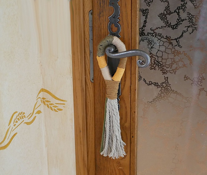 Suspension pompon macram&eacute; pour poign&eacute;e de porte