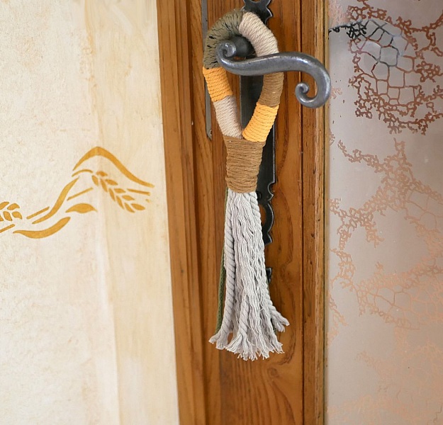 Suspension pompon macram&eacute; pour poign&eacute;e de porte