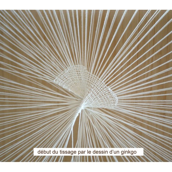 Tissage mural rond paysage de laines autour d'un ginkgo