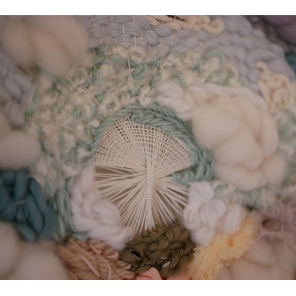 Tissage mural rond paysage de laines autour d'un ginkgo