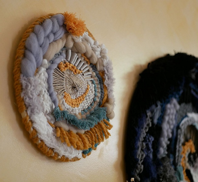 Tissage rond mural contemporain et boh&egrave;me aux pompons fantaisie