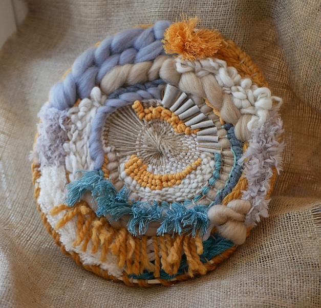 Tissage rond mural contemporain et boh&egrave;me aux pompons fantaisie