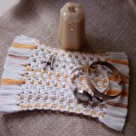 Mini tapis rectangulaire en macramé écru, beige et orange pour grand dessous de mug 