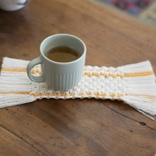 Mini tapis rectangulaire en macramé écru et orange pour dessous de tasse