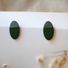 Orecchini ovali in legno dipinti con effetto metallico duo verde e grigio