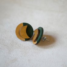 Orecchini tondi in legno con lune in verde scuro e oro