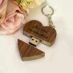 Portachiavi USB a forma di cuore in legno scuro da personalizzare con un'incisione