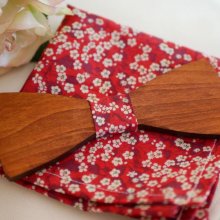 Papillon in legno e tasca del vestito in rosso Liberty 