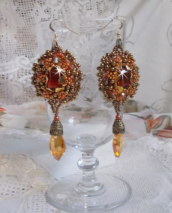 BO Harmony Amber ricamato con cristalli Swarovski, cabochon in vetro bohémien degli anni '60, mini perline, perline di semi e ganci per orecchie in oro 14 carati.