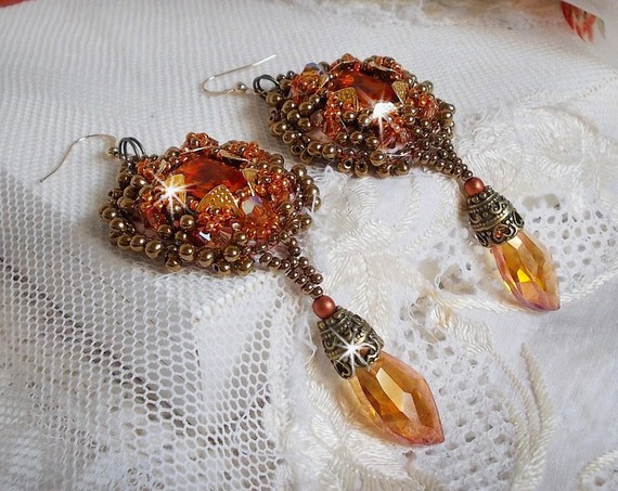 BO Harmony Amber ricamato con cristalli Swarovski, cabochon in vetro bohémien degli anni '60, mini perline, perline di semi e ganci per orecchie in oro 14 carati.