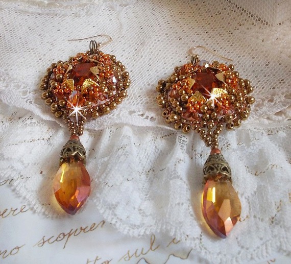 BO Harmony Amber ricamato con cristalli Swarovski, cabochon in vetro bohémien degli anni '60, mini perline, perline di semi e ganci per orecchie in oro 14 carati.