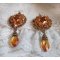 BO Harmony Amber ricamato con cristalli Swarovski, cabochon in vetro bohémien degli anni '60, mini perline, perline di semi e ganci per orecchie in oro 14 carati.