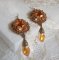 BO Harmony Amber ricamato con cristalli Swarovski, cabochon in vetro bohémien degli anni '60, mini perline, perline di semi e ganci per orecchie in oro 14 carati.