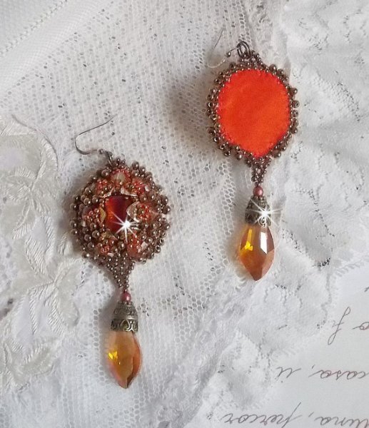 BO Harmony Amber ricamato con cristalli Swarovski, cabochon in vetro bohémien degli anni '60, mini perline, perline di semi e ganci per orecchie in oro 14 carati.