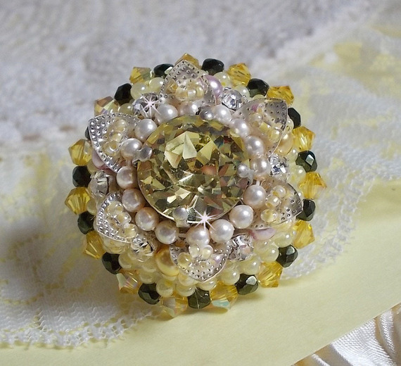 Anello a fiore ricamato con cristalli Swarovski, perle rotonde, perline e supporto in argento 925/1000.