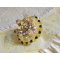 Anello a fiore ricamato con cristalli Swarovski, perle rotonde, perline e supporto in argento 925/1000.