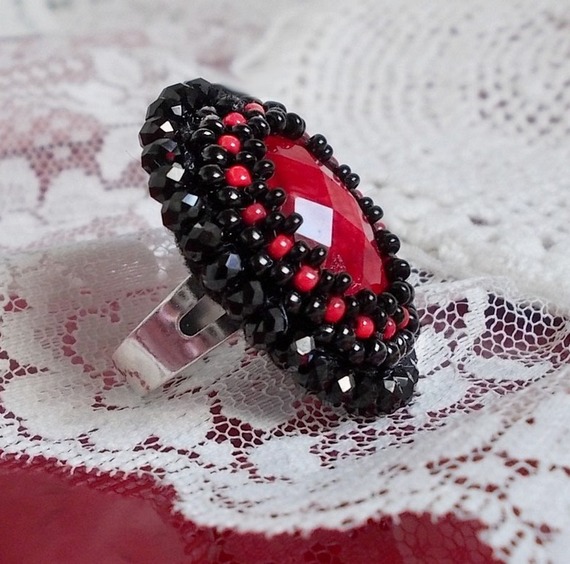 Anello Midnight in Paris ricamato con un cabochon rosso sfaccettato e perle nere rotonde