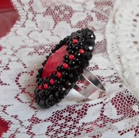 Anello Midnight in Paris ricamato con un cabochon rosso sfaccettato e perle nere rotonde