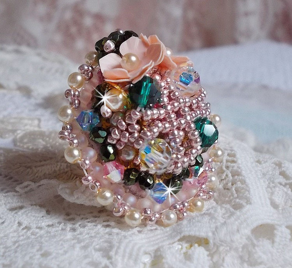 Anello bohémien ricamato con cristalli Swarovski, sfaccettature e perline Miyuki