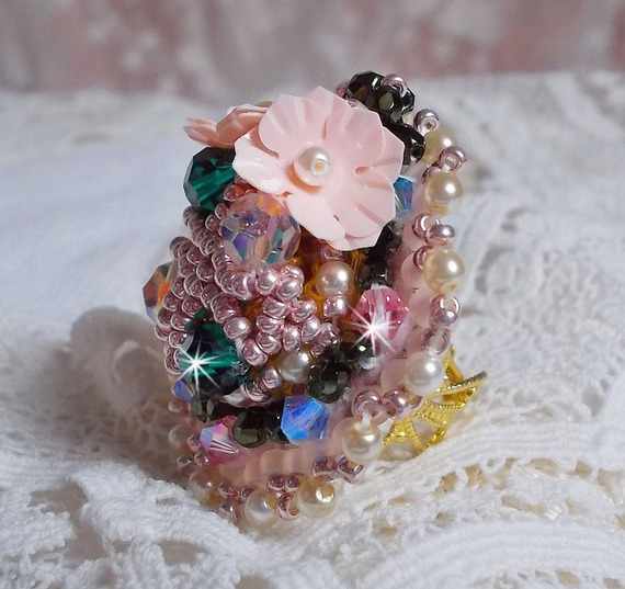 Anello bohémien ricamato con cristalli Swarovski, sfaccettature e perline Miyuki