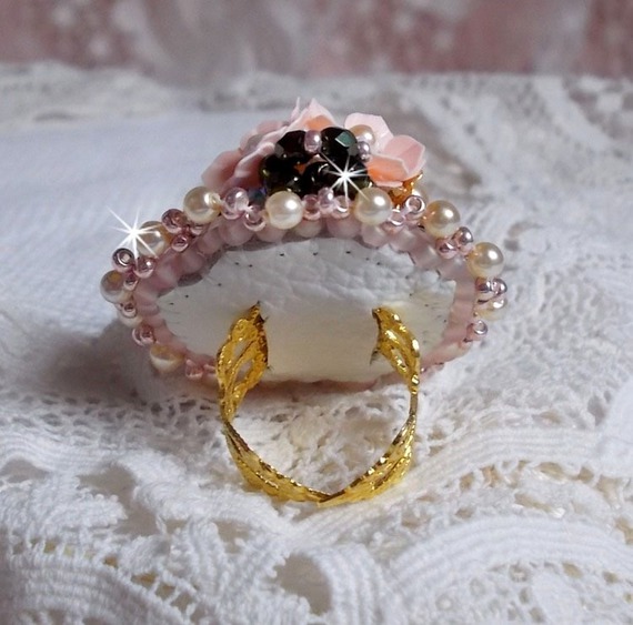 Anello bohémien ricamato con cristalli Swarovski, sfaccettature e perline Miyuki