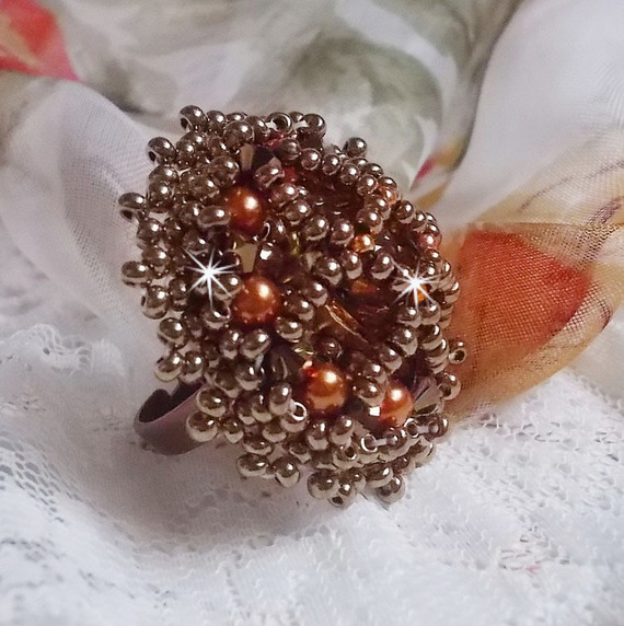 Bague Harmony Ambre brodée avec des cristaux de Swarovski et de très belles perles