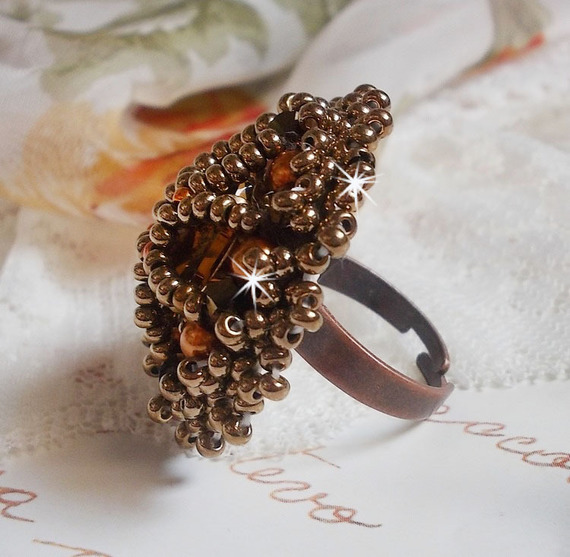 Bague Harmony Ambre brodée avec des cristaux de Swarovski et de très belles perles