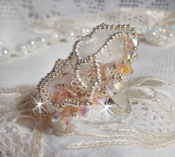 Anello Bouquet d'un Jour ricamato con gigli in lucite, trottole in cristallo Swarovski, un cabochon perlato con perle d'argento e salmone
