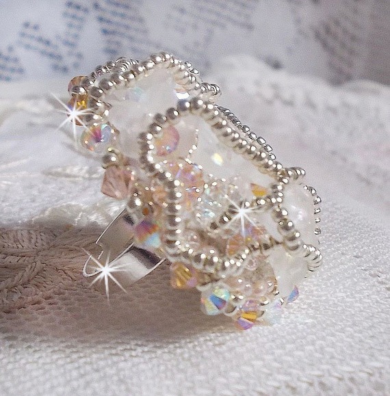 Anello Bouquet d'un Jour ricamato con gigli in lucite, trottole in cristallo Swarovski, un cabochon perlato con perle d'argento e salmone