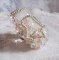 Anello Bouquet d'un Jour ricamato con gigli in lucite, trottole in cristallo Swarovski, un cabochon perlato con perle d'argento e salmone