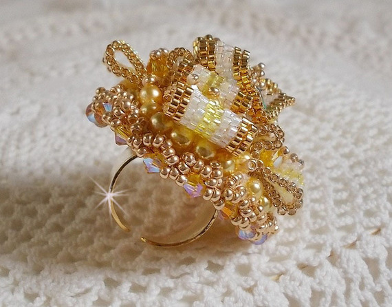 Anello Sunflower Gold Haute-Couture ricamato con perline placcate oro 24 carati e cristalli Swarovski 