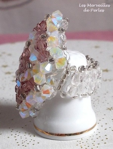 Bague Losange avec des facettes et des toupies en cristal de Swarovski