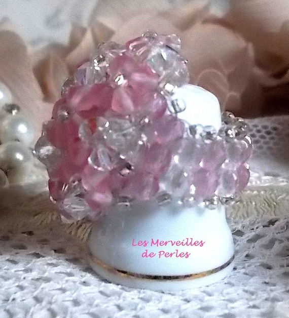 Anello rosa scintillante con sfaccettature di cristallo Swarovski e filatori