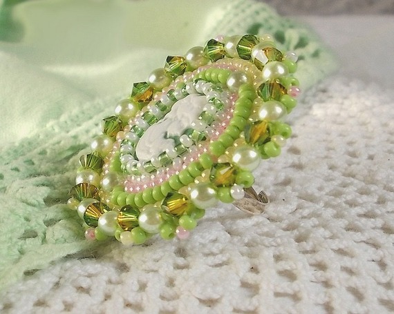 Anello Anisse ricamato con un ritratto di donna in resina cabochon con rose e cristalli Swarovski